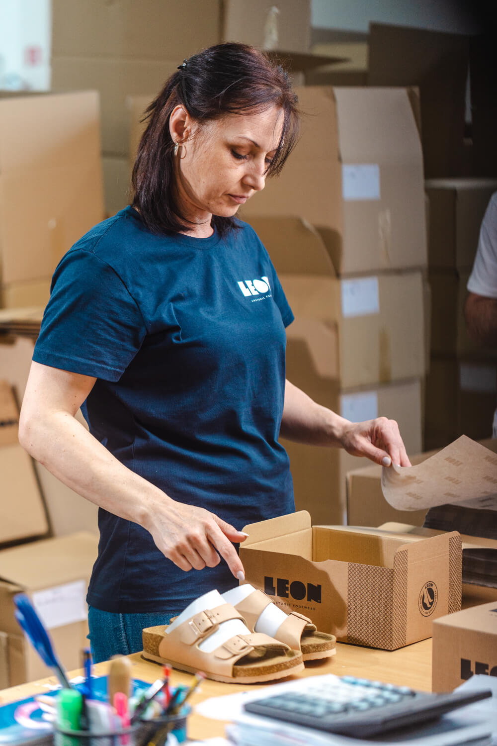 Packaging into LEON branded boxes