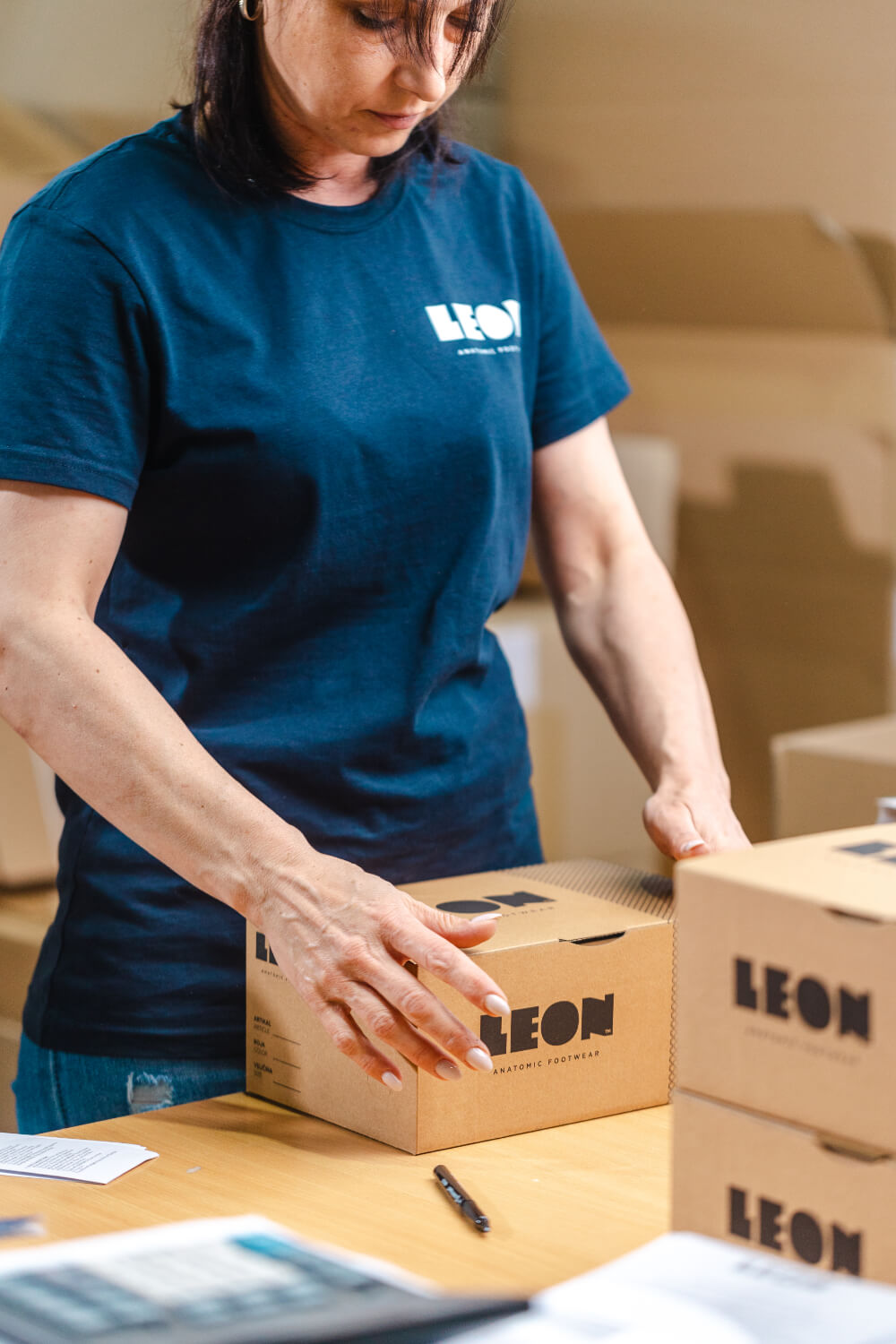 Closing LEON branded box