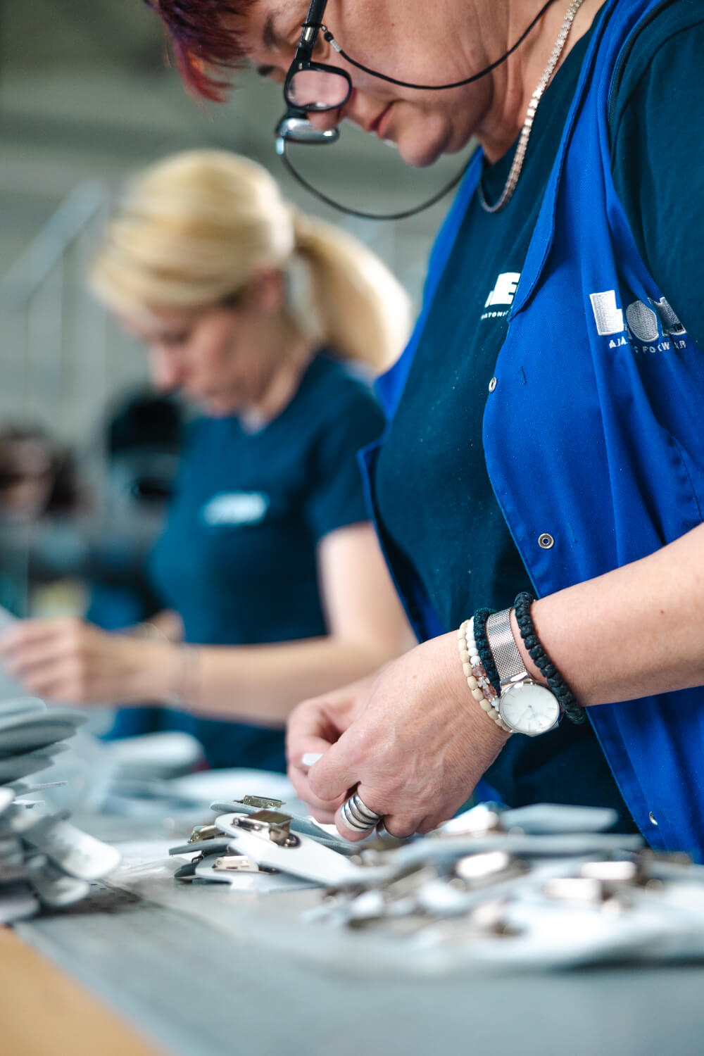 Hand-sorting buckle components